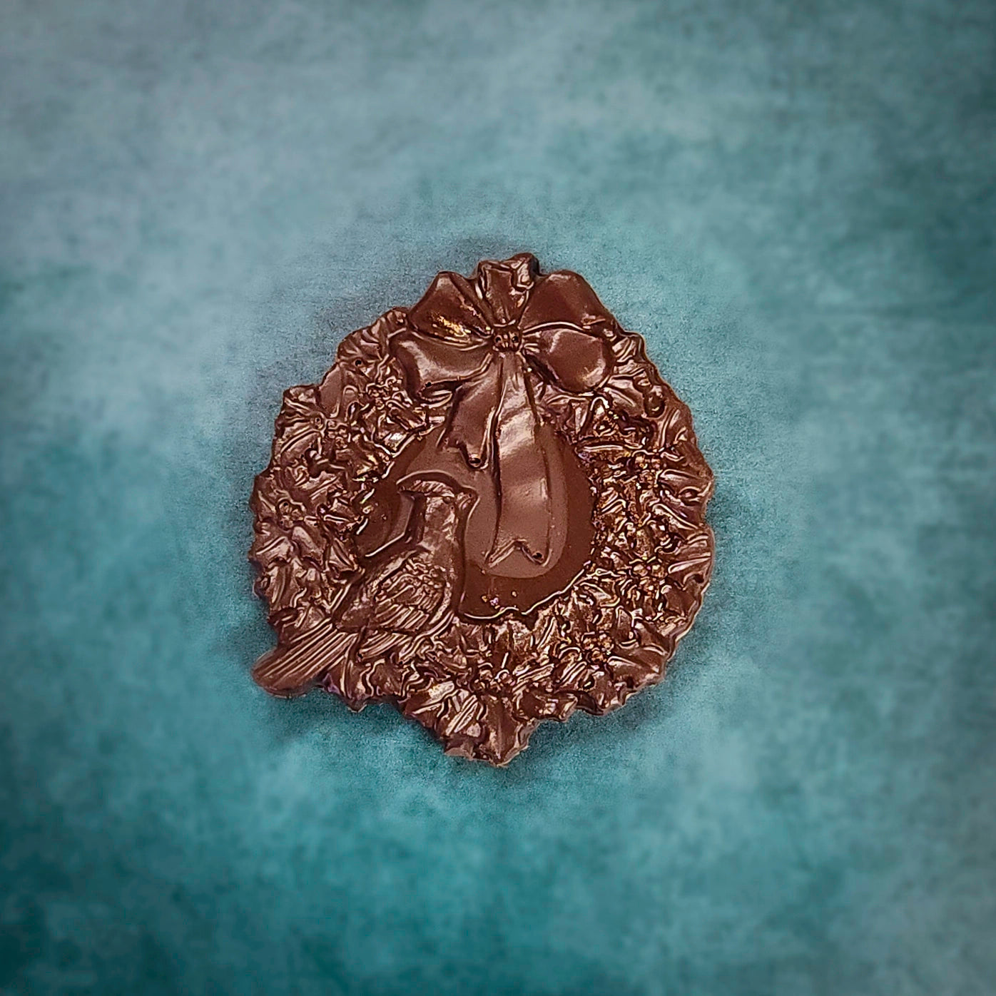 Cardinal in a Wreath Solid Chocolate Favor