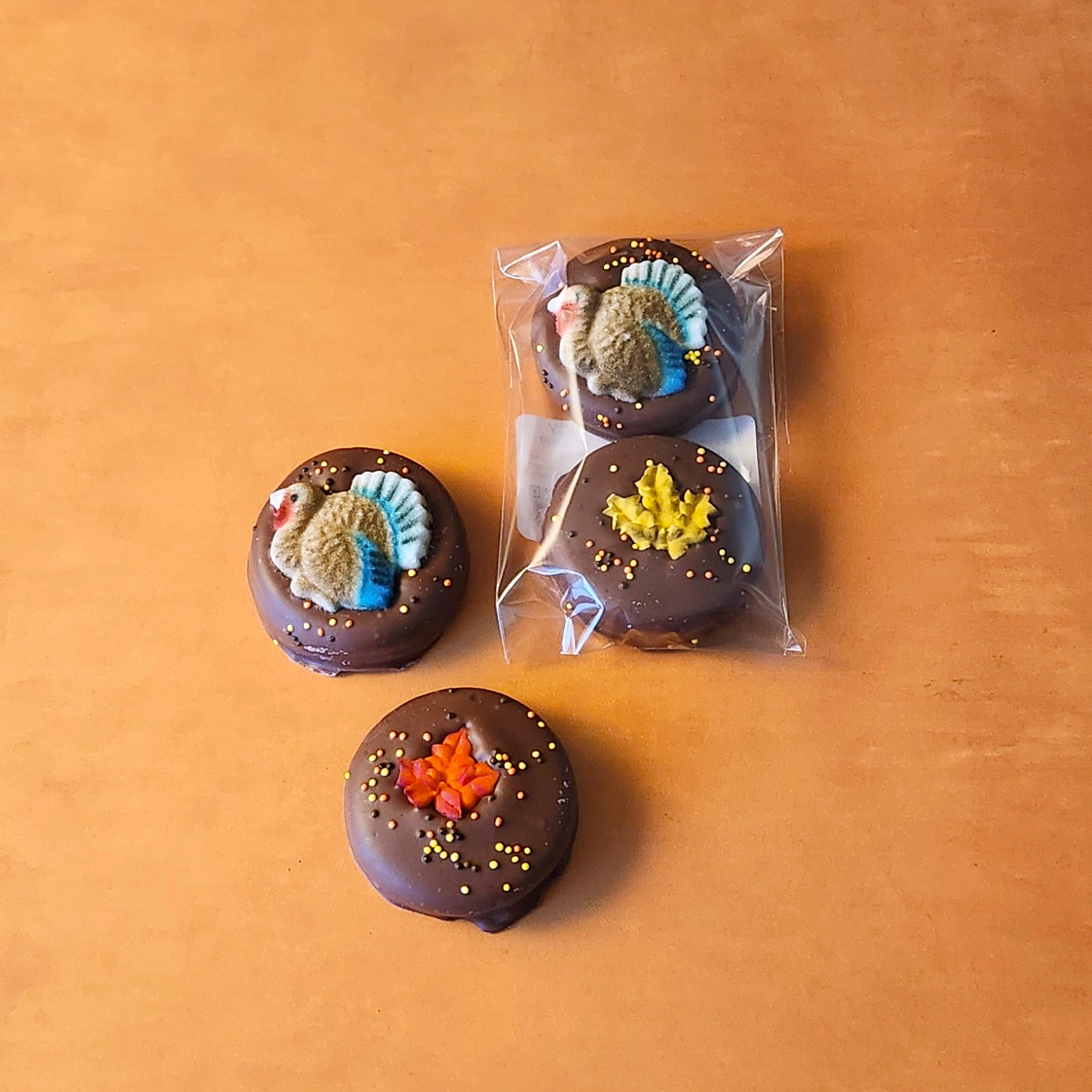 Thanksgiving Themed Chocolate Covered Oreos – Each pack includes two decadent chocolate-covered Oreos, perfectly decorated for the season – one topped with a charming sugared turkey and the other with a vibrant sugared leaf.