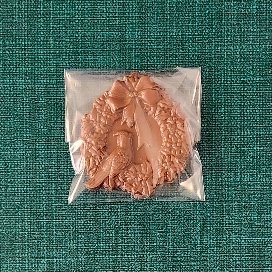 Cardinal in a Wreath Solid Chocolate Favor
