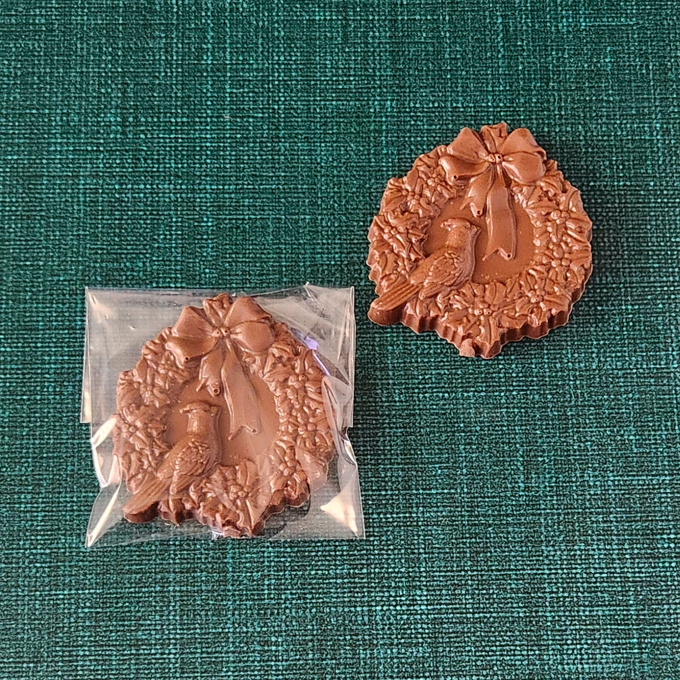 Cardinal in a Wreath Solid Chocolate Favor