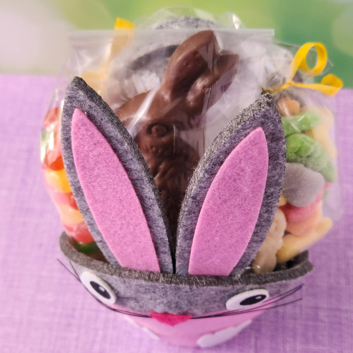 This adorable felt bunny-shaped basket is filled with a delicious assortment of Chocolate-Dipped Marshmallow Peeps, fruity Jelly Beans, Sanded Gummi Bunnies, and a Chocolate Bunny Favor. Wrapped in overwrap and finished with a beautiful bow