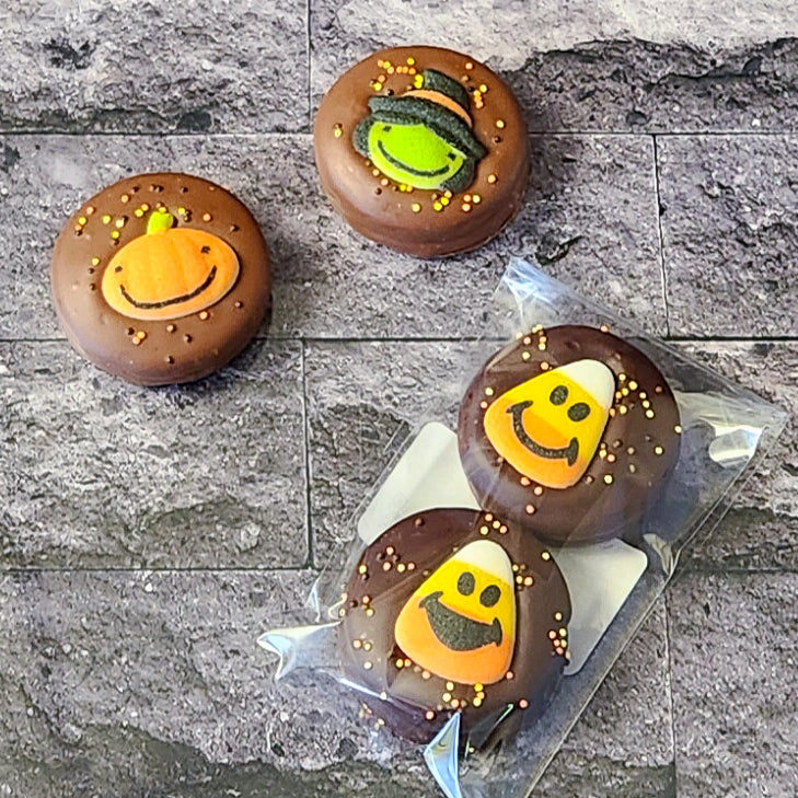 Festive Halloween themed Oreo cookies covered in your choice Milk or Dark chocolate and topped with a sugar decoration
2 chocolate covered Oreos per pack.