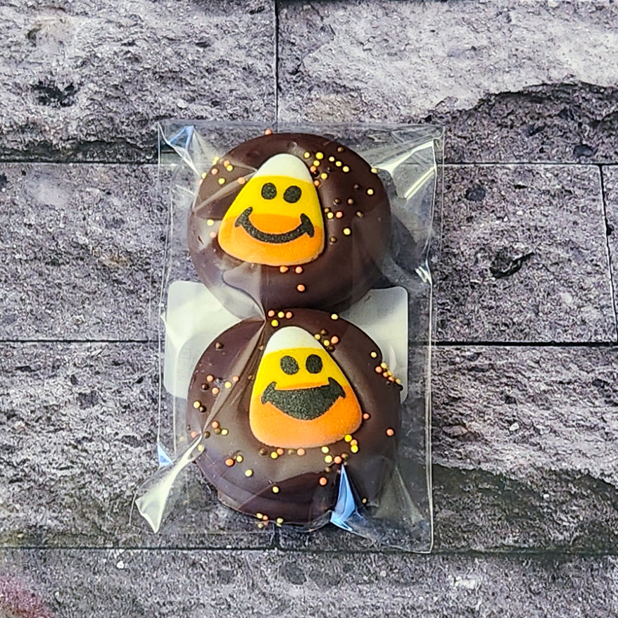 Festive Halloween themed Oreo cookies covered Dark chocolate and topped with a sugar decoration
2 chocolate covered Oreos per pack.