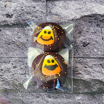 Festive Halloween themed Oreo cookies covered Dark chocolate and topped with a sugar decoration
2 chocolate covered Oreos per pack.