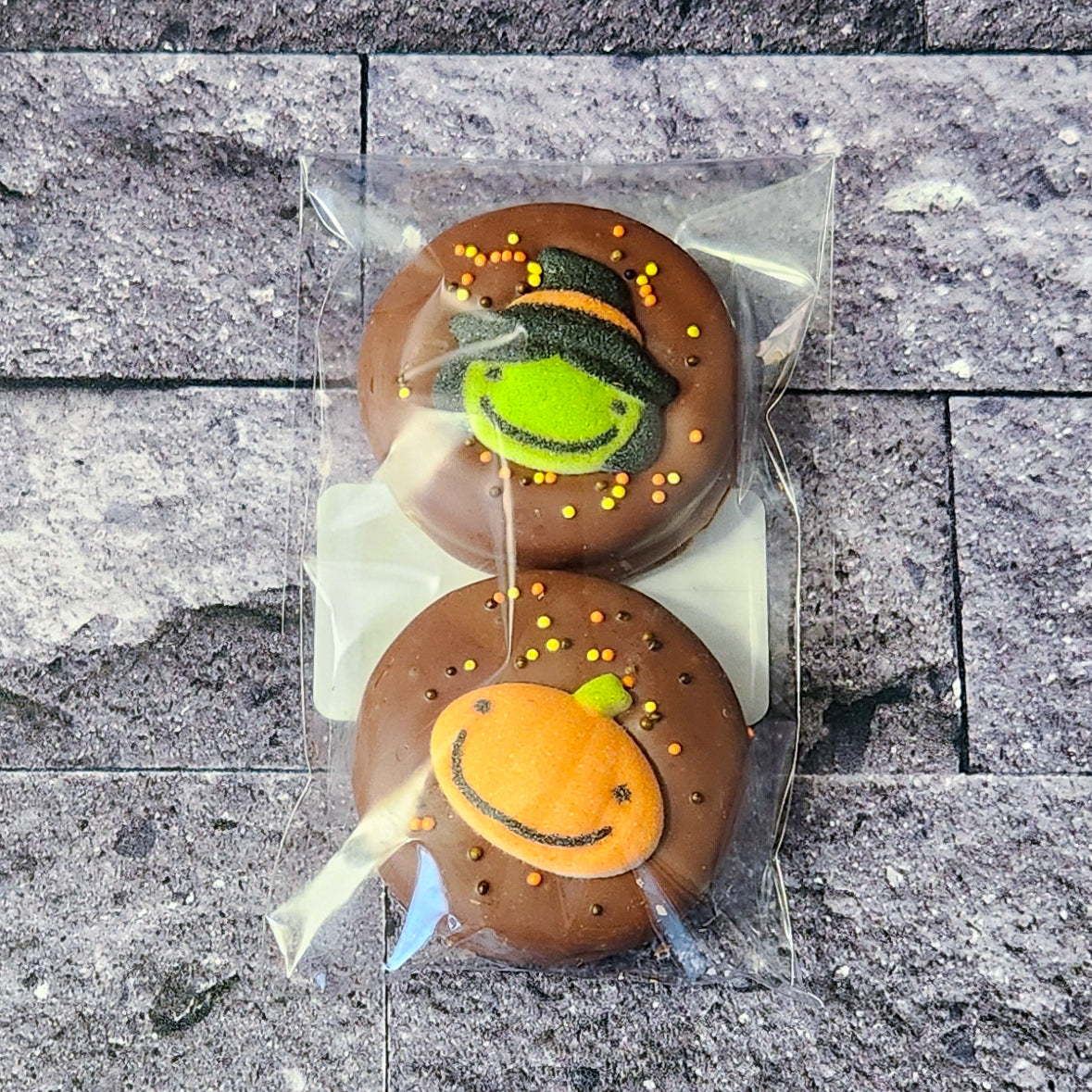 Festive Halloween themed Oreo cookies covered in Milk chocolate and topped with a sugar decoration
2 chocolate covered Oreos per pack.