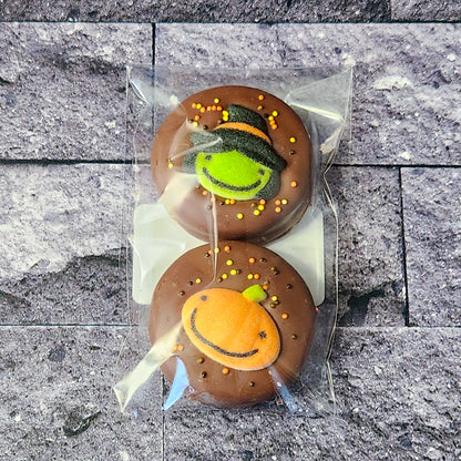 Festive Halloween themed Oreo cookies covered in Milk chocolate and topped with a sugar decoration
2 chocolate covered Oreos per pack.