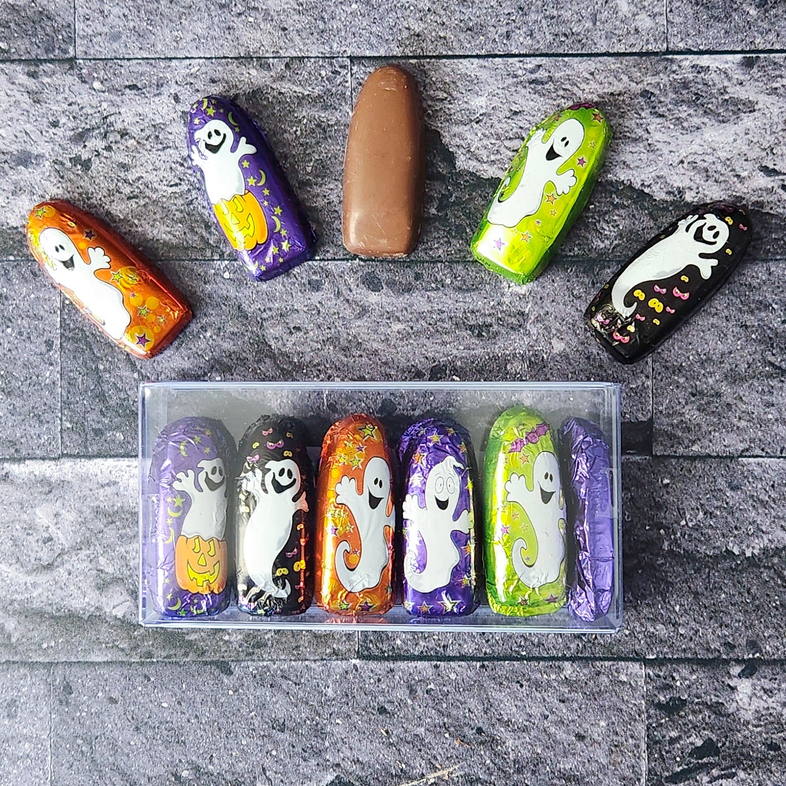 Add a spooky touch to your Halloween with our Ghostly Bites – Foiled Milk Chocolates! These bite-sized, solid premium milk chocolates are wrapped in festive ghost-themed foil, making them the perfect addition to Halloween parties, candy bowls, or treat bags!
Each box contains 11 pieces.