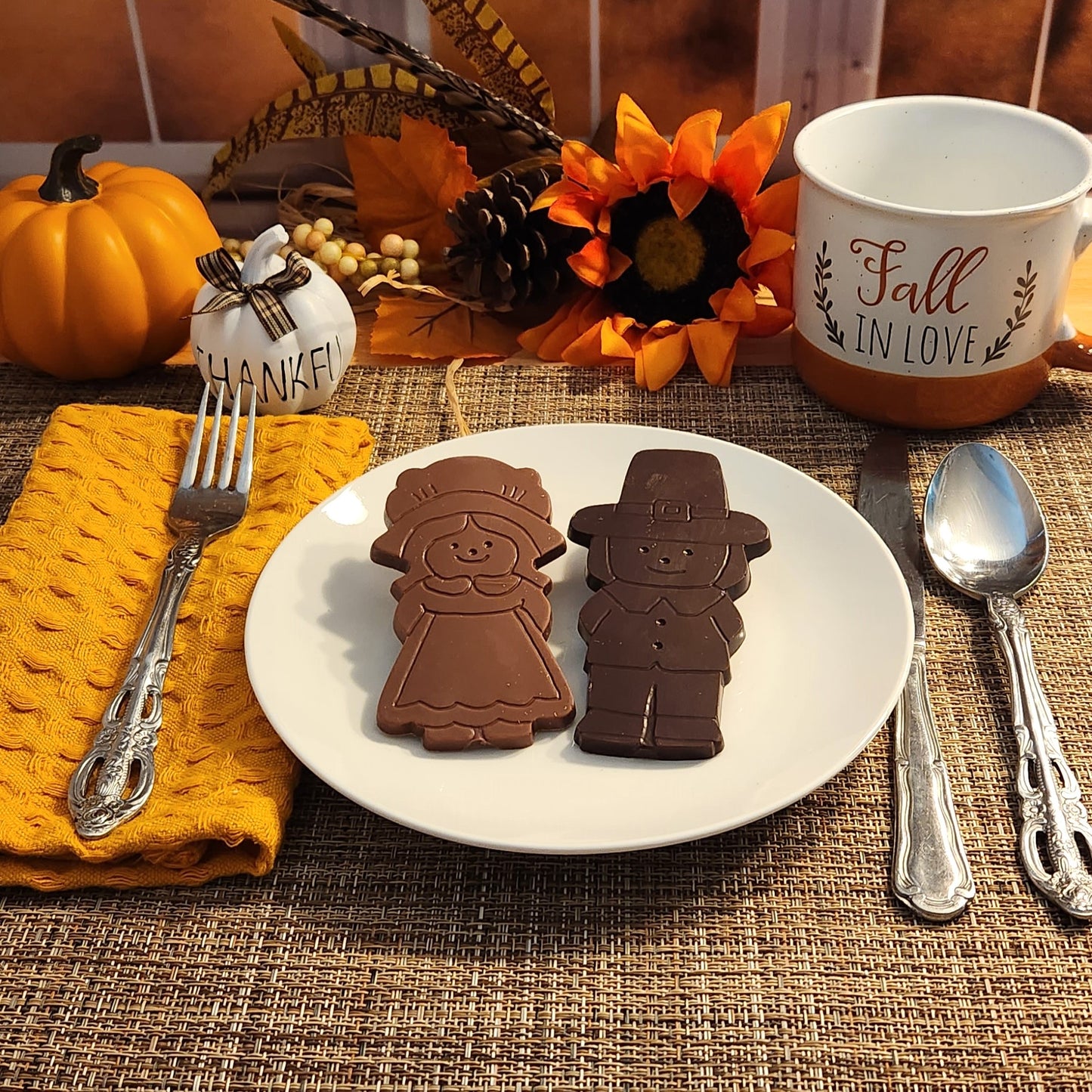 Enjoy these charming milk and dark chocolate treats shaped as boy and girl pilgrims.