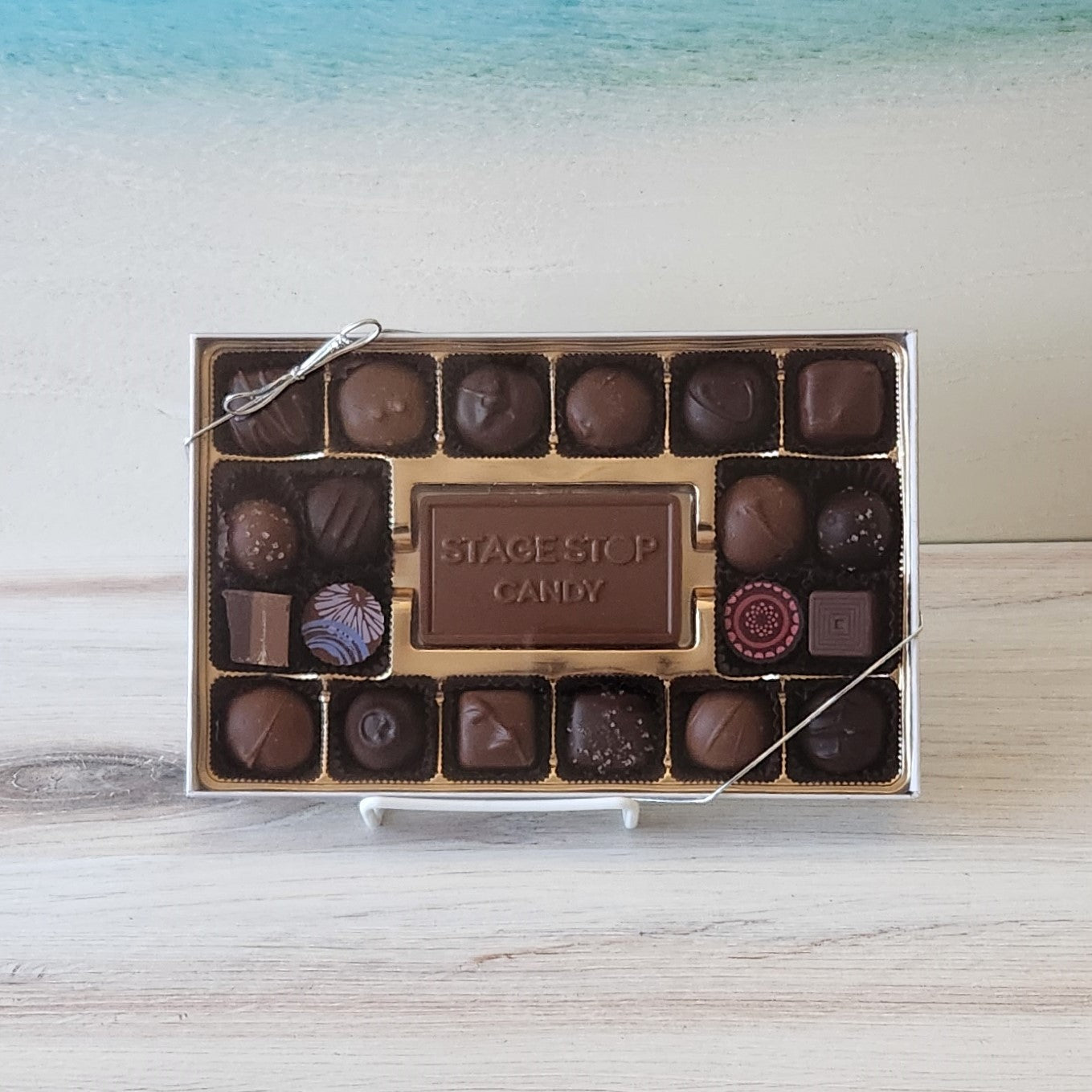 A 20 piece chocolate assortment filled with milk and dark chocolate soft centers, truffles, caramels and meltaways. In the middle of the box sits a solid milk chocolate bar embossed with the Stage Stop Candy logo. A perfect gift for anyone who loves Cape Cod.