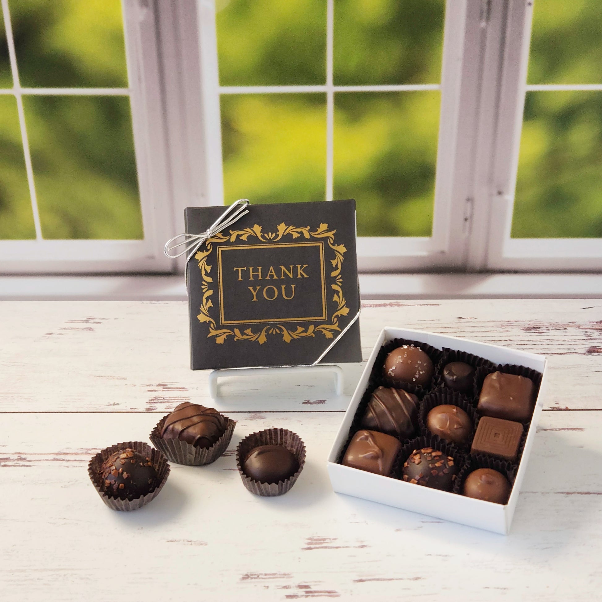 Inside this beautiful "Thank you" box you’ll find an irresistible assortment of creams, caramels, melt‑aways and truffles.
Available in a 9‑piece box