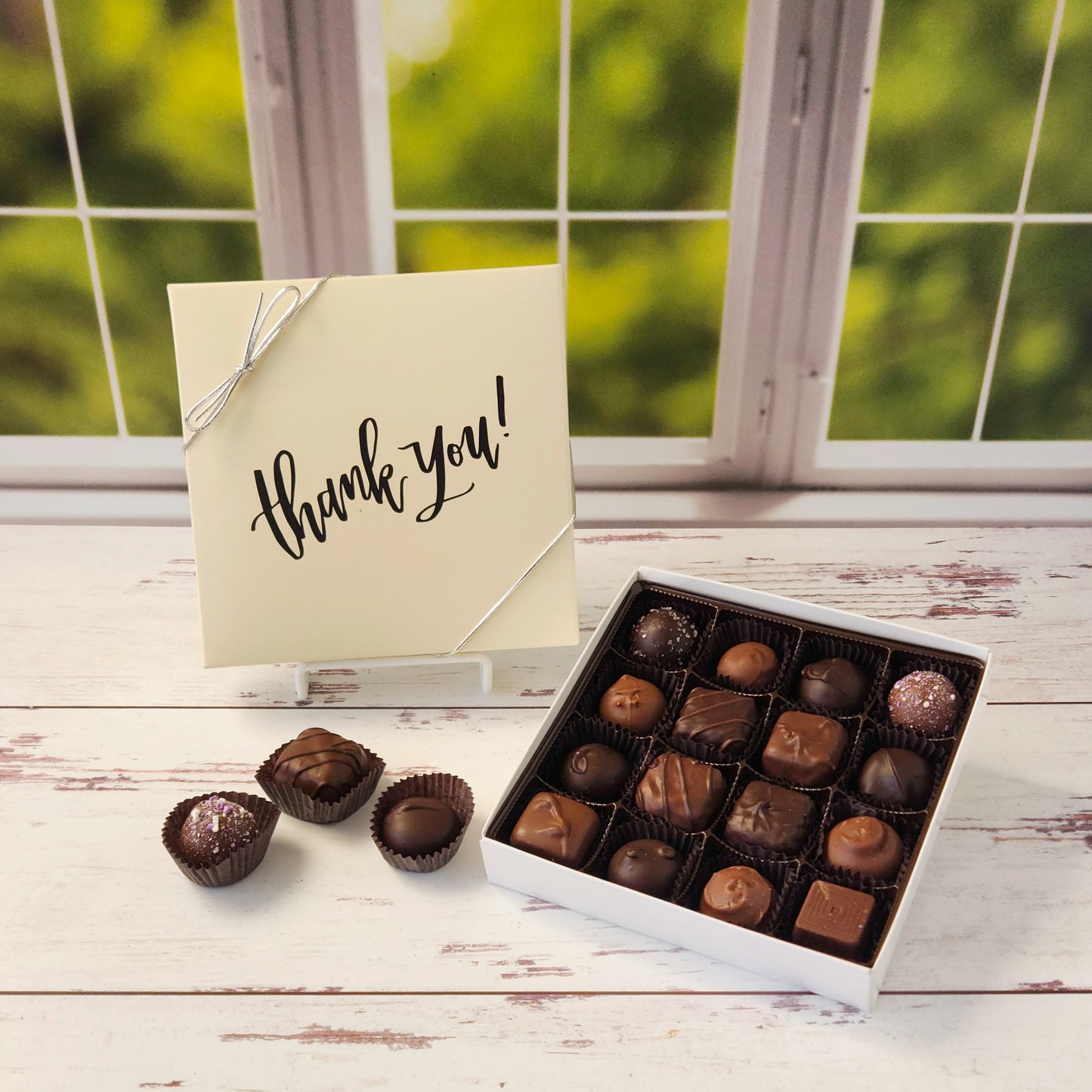 Inside this beautiful "Thank you" box you’ll find an irresistible assortment of creams, caramels, melt‑aways and truffles.
Available in a 9‑piece or 16‑piece box.