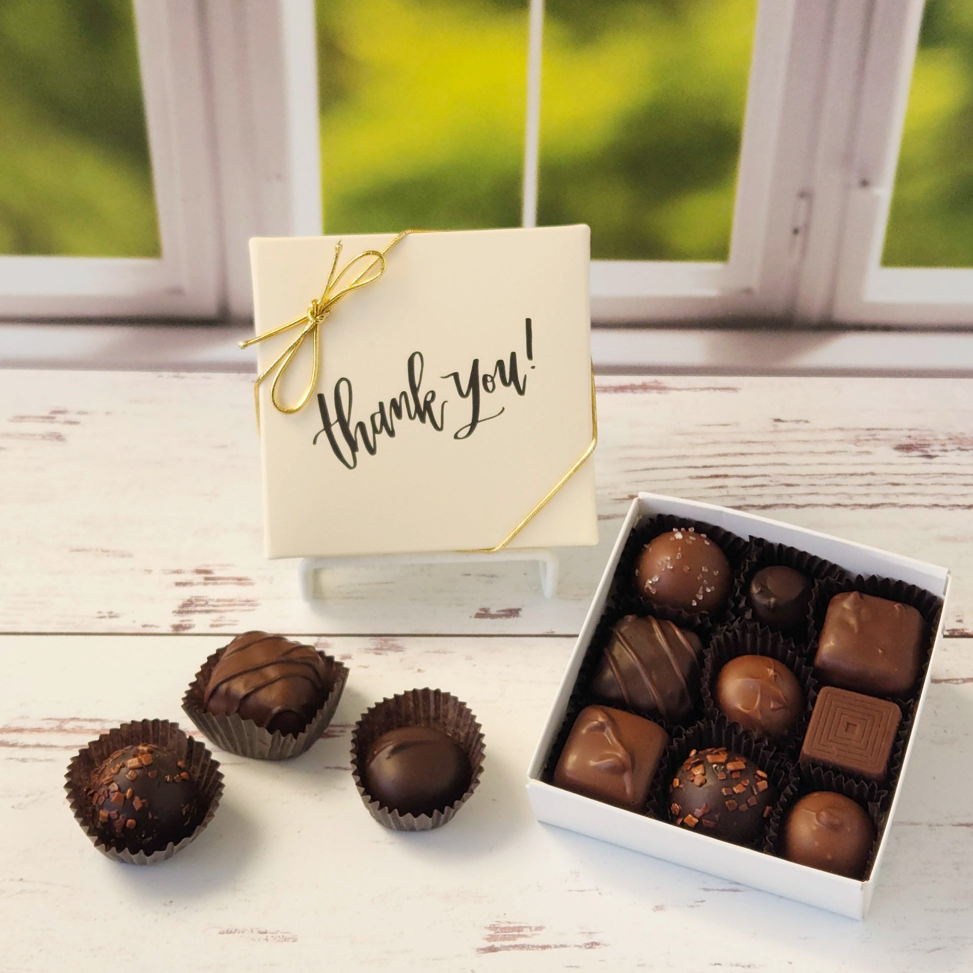 Inside this beautiful "Thank you" box you’ll find an irresistible assortment of creams, caramels, melt‑aways and truffles.
Available in a 9‑piece or 16‑piece box.