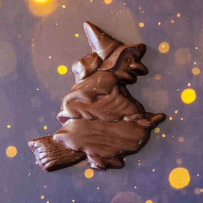 Dark chocolate witch favor.
Measuring approximately 2.75 inches wide by 3.5 inches tall and weighing around 31 grams, just the right size for a deliciously spooky snack. 