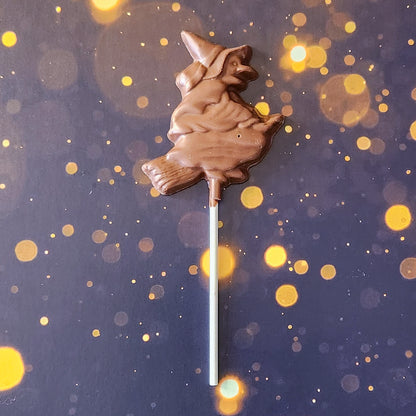 Milk chocolate witch lollipop.
Measuring approximately 2.75 inches wide by 3.5 inches tall (not including the lollipop stick) and weighing around 31 grams, just the right size for a deliciously spooky snack. 